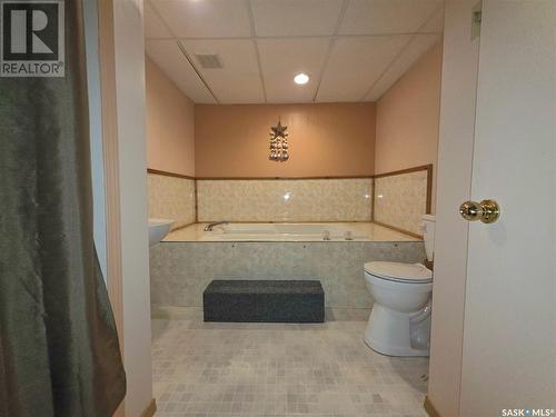 101 Fraser Avenue, Oxbow, SK - Indoor Photo Showing Bathroom