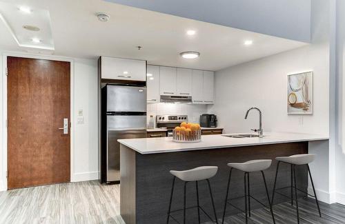 Cuisine - 904-345 Rue De La Gauchetière O., Montréal (Ville-Marie), QC - Indoor Photo Showing Kitchen With Stainless Steel Kitchen With Upgraded Kitchen