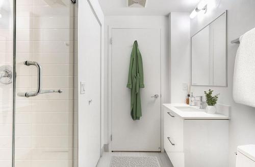 Salle de bains - 904-345 Rue De La Gauchetière O., Montréal (Ville-Marie), QC - Indoor