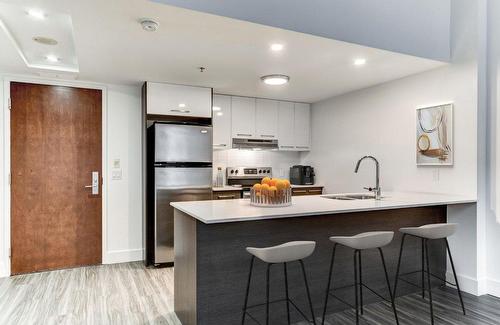 Cuisine - 1004-345 Rue De La Gauchetière O., Montréal (Ville-Marie), QC - Indoor Photo Showing Kitchen With Stainless Steel Kitchen With Upgraded Kitchen