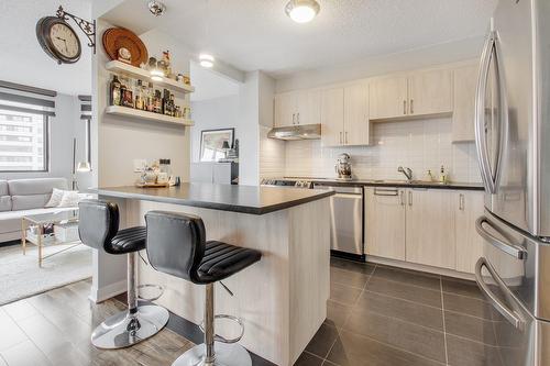 Kitchen - 404-2505 Av. Du Havre-Des-Îles, Laval (Chomedey), QC - Indoor Photo Showing Kitchen With Upgraded Kitchen