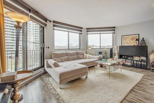 Living room - 404-2505 Av. Du Havre-Des-Îles, Laval (Chomedey), QC - Indoor Photo Showing Living Room