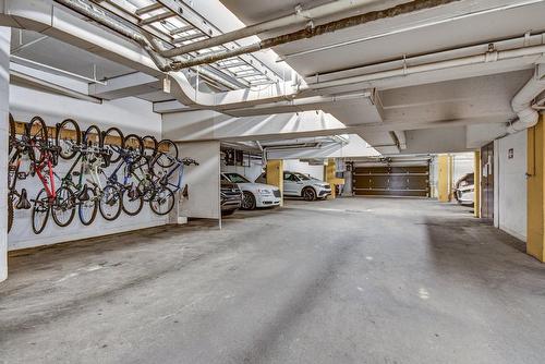 Garage - 404-2505 Av. Du Havre-Des-Îles, Laval (Chomedey), QC - Indoor Photo Showing Garage