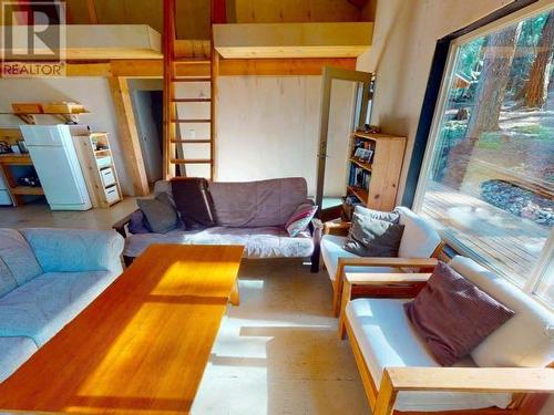 1157 Tennyson Rd, Savary Island, BC - Indoor Photo Showing Living Room