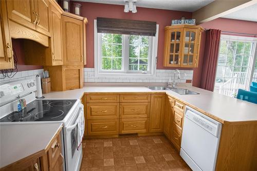 524 River Park Drive, Swan River, MB - Indoor Photo Showing Kitchen