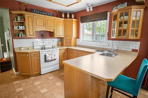 524 River Park Drive, Swan River, MB - Indoor Photo Showing Kitchen