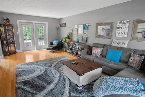 524 River Park Drive, Swan River, MB - Indoor Photo Showing Living Room
