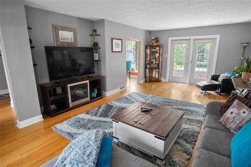 524 River Park Drive, Swan River, MB - Indoor Photo Showing Living Room