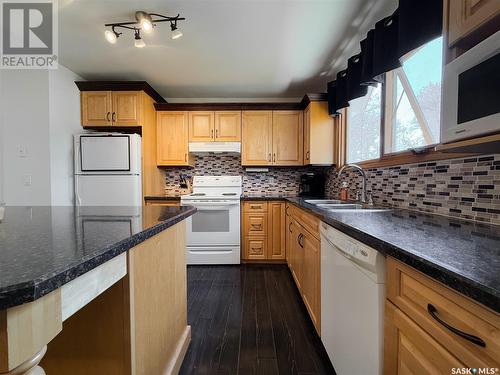 208 1St Street E, Climax, SK - Indoor Photo Showing Kitchen With Double Sink