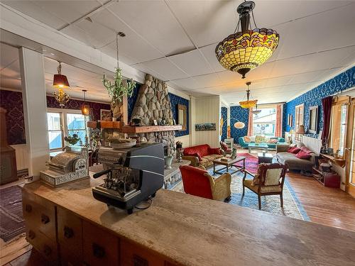 9215 Main Avenue, Wilmer, BC - Indoor