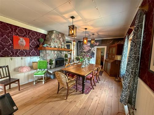 9215 Main Avenue, Wilmer, BC - Indoor With Fireplace