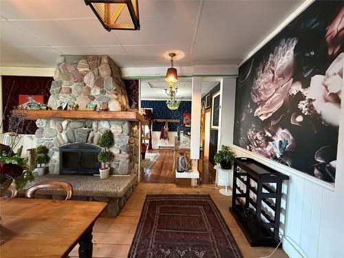 9215 Main Avenue, Wilmer, BC - Indoor With Fireplace