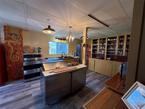 9215 Main Avenue, Wilmer, BC - Indoor