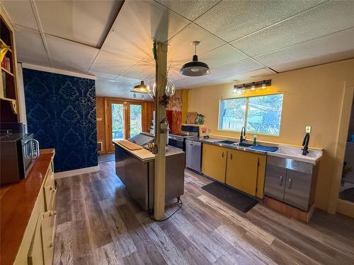 9215 Main Avenue, Wilmer, BC - Indoor Photo Showing Other Room