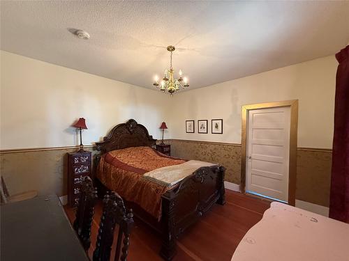 9215 Main Avenue, Wilmer, BC - Indoor Photo Showing Bedroom