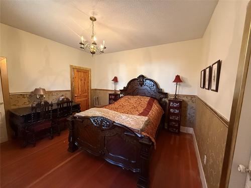 9215 Main Avenue, Wilmer, BC - Indoor Photo Showing Bedroom