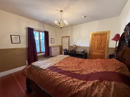 9215 Main Avenue, Wilmer, BC - Indoor Photo Showing Bedroom