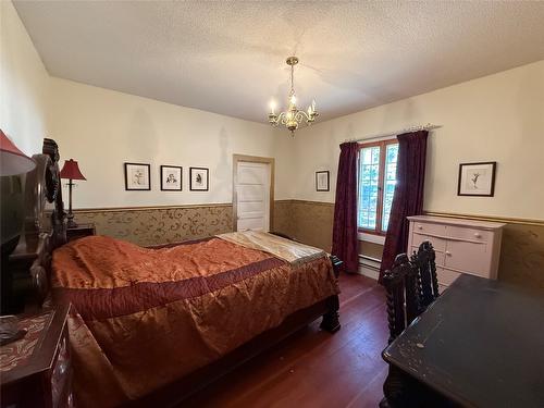 9215 Main Avenue, Wilmer, BC - Indoor Photo Showing Bedroom