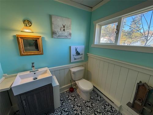 9215 Main Avenue, Wilmer, BC - Indoor Photo Showing Bathroom