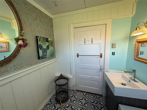 9215 Main Avenue, Wilmer, BC - Indoor Photo Showing Bathroom