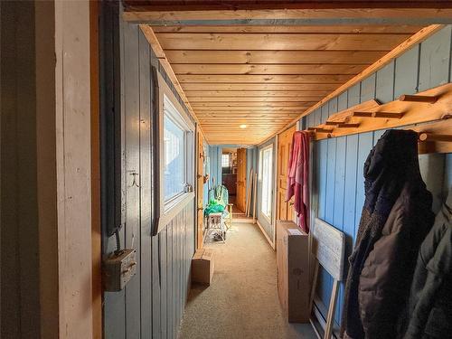 9215 Main Avenue, Wilmer, BC - Indoor Photo Showing Other Room