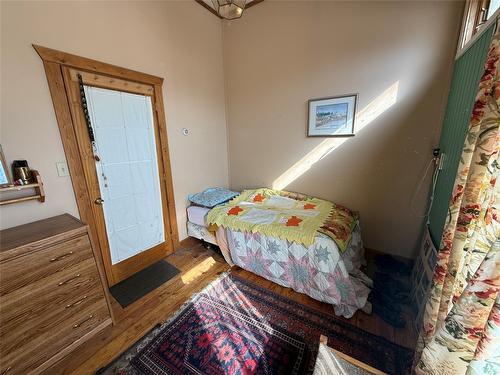 9215 Main Avenue, Wilmer, BC - Indoor Photo Showing Bedroom