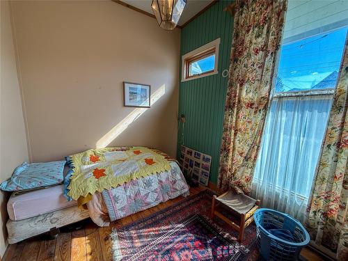 9215 Main Avenue, Wilmer, BC - Indoor Photo Showing Bedroom