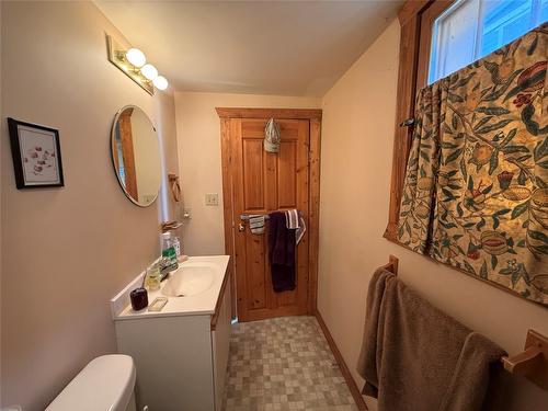 9215 Main Avenue, Wilmer, BC - Indoor Photo Showing Bathroom