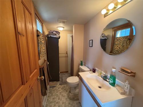 9215 Main Avenue, Wilmer, BC - Indoor Photo Showing Bathroom