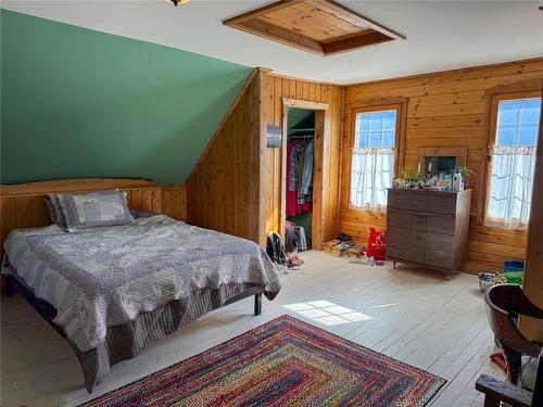 9215 Main Avenue, Wilmer, BC - Indoor Photo Showing Bedroom