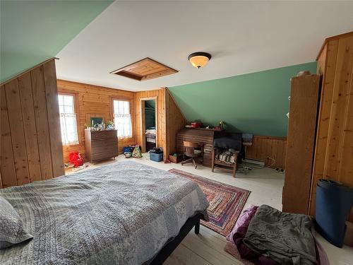 9215 Main Avenue, Wilmer, BC - Indoor Photo Showing Bedroom
