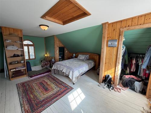 9215 Main Avenue, Wilmer, BC - Indoor Photo Showing Bedroom