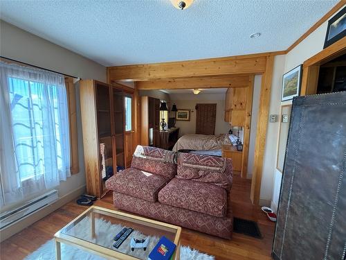 9215 Main Avenue, Wilmer, BC - Indoor Photo Showing Bedroom