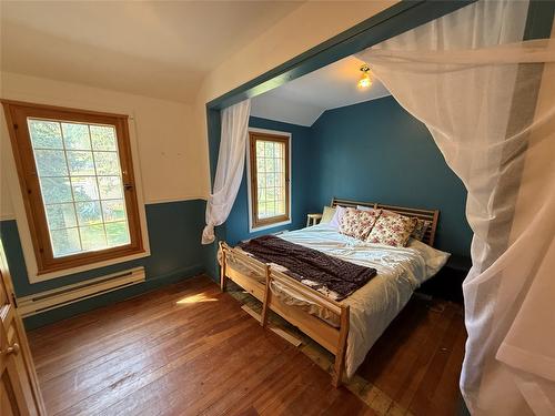 9215 Main Avenue, Wilmer, BC - Indoor Photo Showing Bedroom