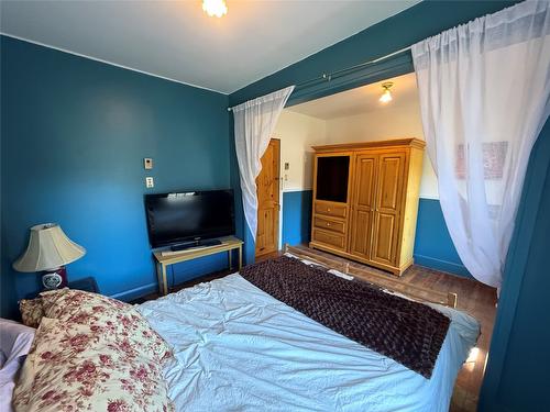 9215 Main Avenue, Wilmer, BC - Indoor Photo Showing Bedroom