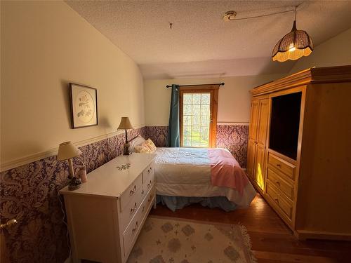 9215 Main Avenue, Wilmer, BC - Indoor Photo Showing Bedroom