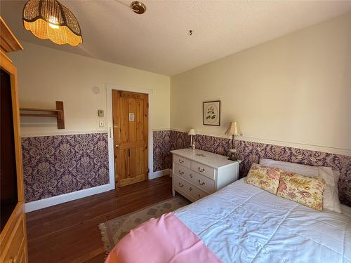 9215 Main Avenue, Wilmer, BC - Indoor Photo Showing Bedroom