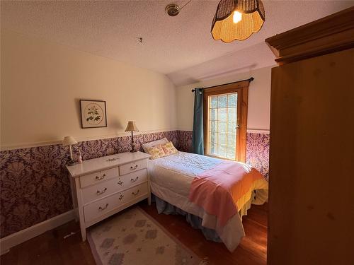 9215 Main Avenue, Wilmer, BC - Indoor Photo Showing Bedroom