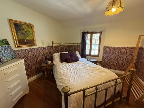 9215 Main Avenue, Wilmer, BC - Indoor Photo Showing Bedroom