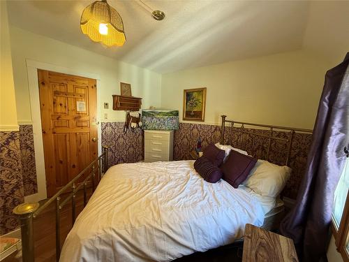 9215 Main Avenue, Wilmer, BC - Indoor Photo Showing Bedroom