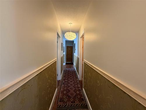 9215 Main Avenue, Wilmer, BC - Indoor Photo Showing Other Room