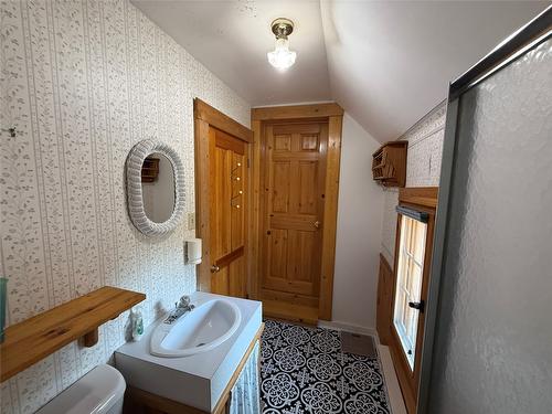 9215 Main Avenue, Wilmer, BC - Indoor Photo Showing Bathroom
