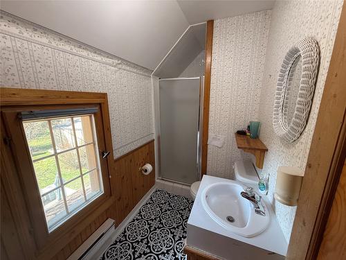 9215 Main Avenue, Wilmer, BC - Indoor Photo Showing Bathroom