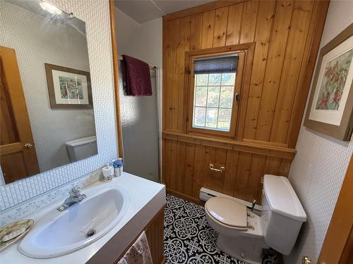 9215 Main Avenue, Wilmer, BC - Indoor Photo Showing Bathroom