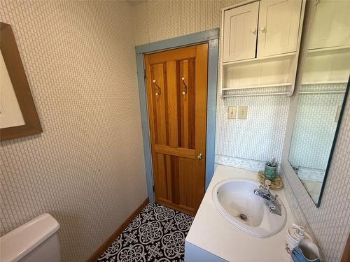 9215 Main Avenue, Wilmer, BC - Indoor Photo Showing Bathroom