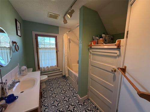 9215 Main Avenue, Wilmer, BC - Indoor Photo Showing Bathroom