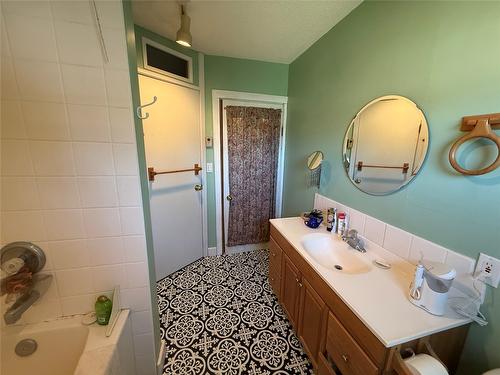 9215 Main Avenue, Wilmer, BC - Indoor Photo Showing Bathroom