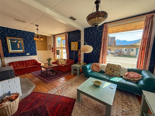 9215 Main Avenue, Wilmer, BC - Indoor Photo Showing Living Room