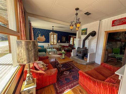 9215 Main Avenue, Wilmer, BC - Indoor Photo Showing Other Room