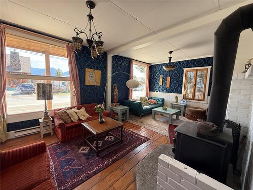 9215 Main Avenue, Wilmer, BC - Indoor Photo Showing Living Room